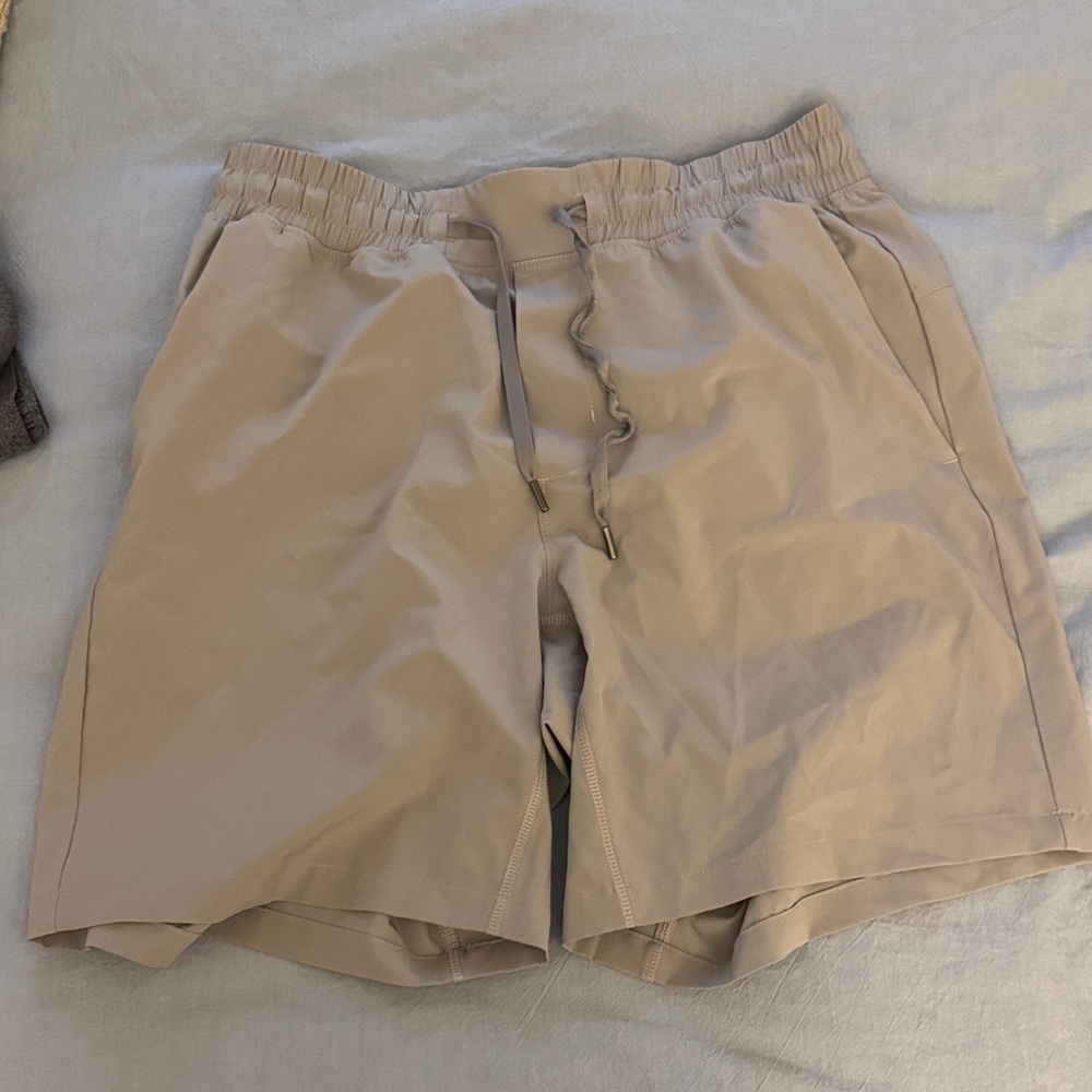 CRZ YOGA Men's Athletic Light Gray Shorts